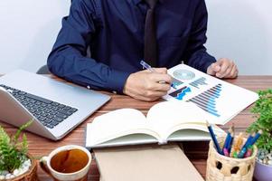 homme d'affaires travaillant à son bureau photo