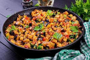 Ratatouille. ragoût végétarien d'aubergines, poivrons, oignons, ail et tomates aux herbes. cuisine française traditionnelle. photo