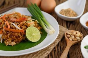 Assiette de crevettes pad thai au citron vert et oeufs photo