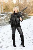 jeune blonde sexy avec une arme à feu photo
