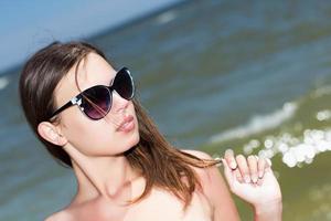 jolie femme à lunettes de soleil photo