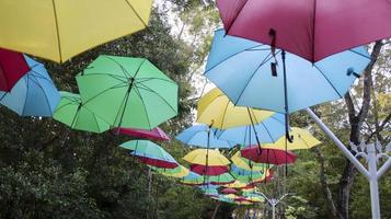 parapluie suspendu à la décoration de la rue pour attirer les gens. attraction de parc en plein air pour une séance photo ou une belle vue d'arrière-plan.