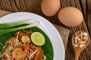 Assiette de crevettes pad thai au citron vert et oeufs photo
