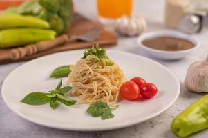 spaghetti aux tomates, coriandre et basilic photo