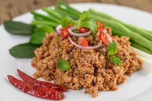 salade de porc hachée épicée sur légumes verts photo