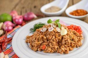 Salade de porc émincé aux épices sur une table en bois photo