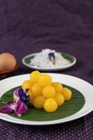Thong yod, un dessert thaï sur une feuille de bananier photo