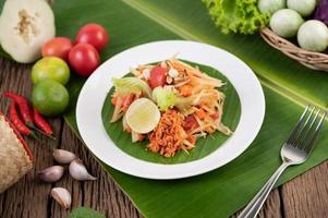 salade de papaye thaï aux feuilles de bananier et ingrédients frais photo