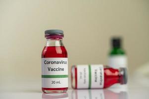 le vaccin contre le covid-19 en flacons rouges et verts photo