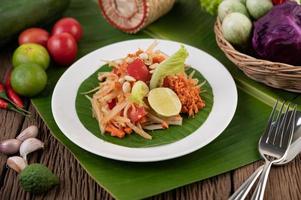 salade de papaye thaï aux feuilles de bananier et ingrédients frais photo