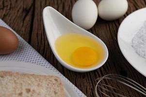 ingrédients à base d'œufs, de pain et de farine de tapioca photo