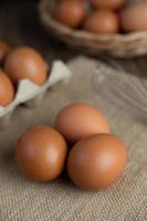 œufs biologiques crus sur un sac de chanvre photo