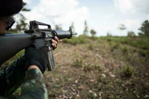 vrai soldat camouflé visant leur arme photo