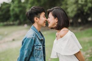 couple affectueux à l'extérieur photo