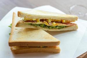 sandwich au bacon et légumes sur toast photo