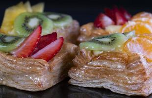 délicieuse pâte feuilletée à la crème et aux fruits photo