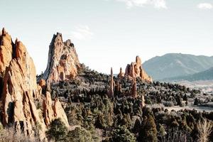 Montagne rocheuse brune pendant la journée photo