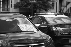 États-Unis, 2020 - photo en niveaux de gris d'un panneau de protestation sur une voiture de police