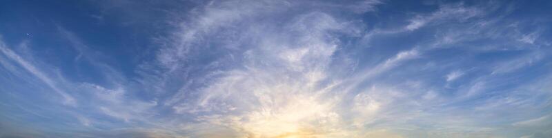 ciel et nuages au coucher du soleil photo