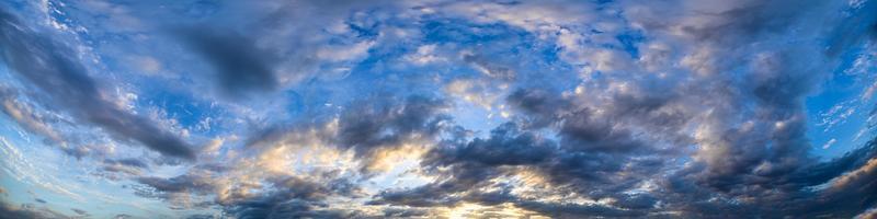 ciel et nuages au coucher du soleil photo