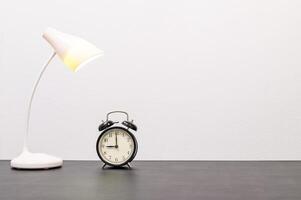 horloge et lampe sur le bureau photo