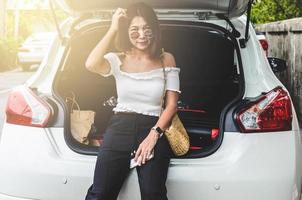 femme assise derrière la voiture photo