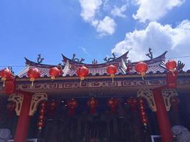 malang, indonésie, le 07-janvier-2023. excitation à la veille du nouvel an chinois. fra un temple kiong, lieu de culte pour trois religions, le confucianisme, le taoïsme et le bouddhisme. photo