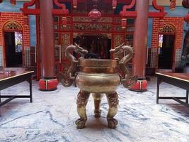 malang, indonésie, le 07-janvier-2023. excitation à la veille du nouvel an chinois. fra un temple kiong, lieu de culte pour trois religions, le confucianisme, le taoïsme et le bouddhisme. photo