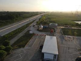 vue aérienne de jalan raya indonésie avec quelques voitures et vue sur le lever du soleil photo