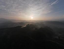 vue aérienne du paysage forestier brumeux en indonésie au lever du soleil. photo