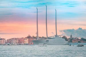 Venise, Italie - 24.09.2019 yacht à voile, les plus grands yachts du monde conçu par philippe starck, ancré dans le port maritime. yacht appartient au milliardaire russe melnichenko. yacht de luxe au coucher du soleil photo