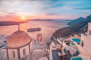 superbe vue du soir sur l'île de santorin. coucher de soleil printanier pittoresque sur la célèbre station balnéaire grecque fira, grèce, europe. fond de concept de voyage. beau paysage de coucher de soleil de paysages de vacances célèbres photo