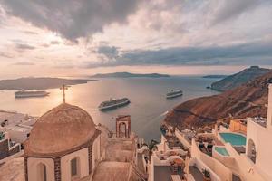 superbe vue du soir sur l'île de santorin. coucher de soleil printanier pittoresque sur la célèbre station balnéaire grecque fira, grèce, europe. fond de concept de voyage. beau paysage de coucher de soleil de paysages de vacances célèbres photo