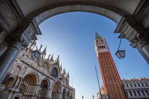 vue artistique de la place san macro tôt le matin à venise sans personne, venise est la destination de voyage la plus populaire en europe. destination touristique historique à faible angle photo