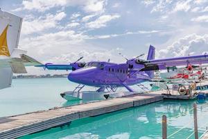 homme, maldives - 14.08.19 parking pour hydravions à côté d'une jetée flottante en bois, maldives. transmaldivian airways, la plus grande compagnie d'hydravions au monde photo