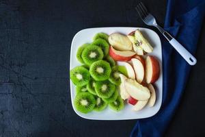 fruits mélangés sur une assiette photo