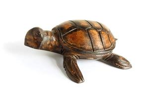 figurine en bois d'une tortue de mer sur fond blanc. photo
