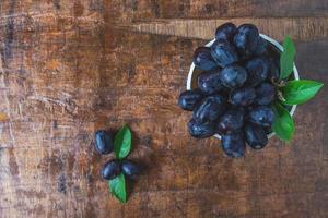 vue de dessus des raisins noirs photo