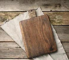 planche de cuisine en bois rectangulaire vide sur table photo