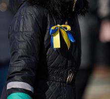 ruban jaune-bleu sur une veste noire, symbole du drapeau ukrainien photo