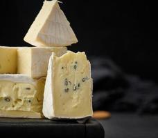 fromage bleu brie et bergader sur une planche en bois marron, délicieuse collation photo