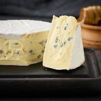 fromage bleu bergader sur une planche en bois marron, délicieuse collation