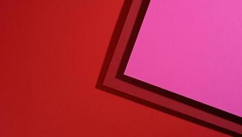 fond rose-rouge moderne avec des feuilles de papier avec ombre. modèle pour les entreprises photo