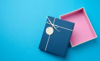 boîte en carton cadeau rectangulaire ouverte vide sur fond bleu, vue de dessus photo