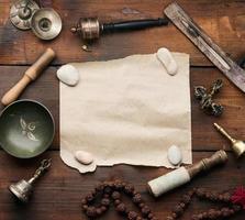 bol en cuivre chantant tibétain avec un battant en bois, objets pour la méditation et la médecine alternative, vue de dessus. plonger dans une transe, copier l'espace photo