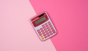calculatrice en plastique rose sur fond rose photo