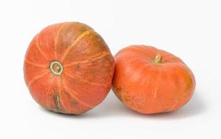 Grosse citrouille entière orange isolée sur fond blanc, légume savoureux et sain photo