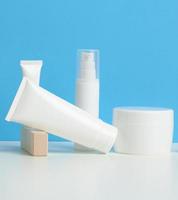 bouteille et tubes en plastique blancs vides pour cosmétiques sur fond blanc. emballage pour crème, gel, sérum, publicité et promotion de produits photo