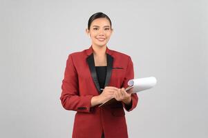 belle jeune femme en vêtements formels pour officier sur fond blanc photo