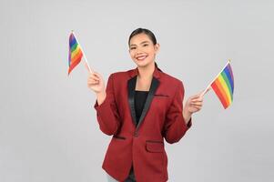 jolie femme lgbq pose avec drapeau multicolore photo